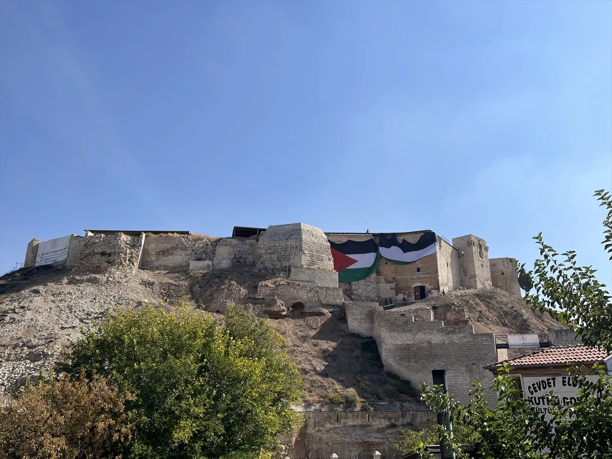 Gaziantep Büyükşehir Belediyesi, Gaziantep Kalesi\'ne dev Filistin bayrağı astı