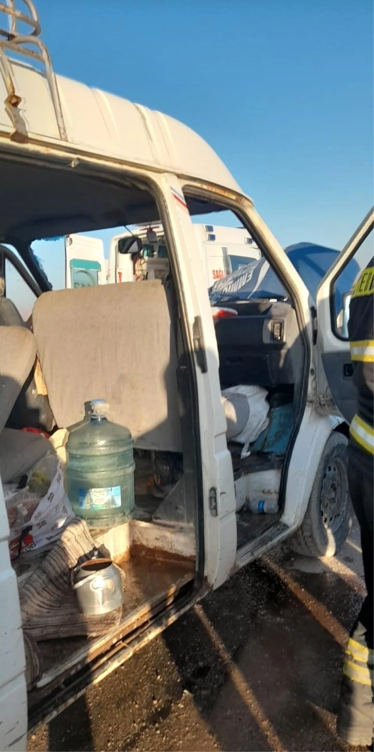 Kayseri\'de tarım işçilerini taşıyan minibüs ile yakıt tankerinin çarpışması sonucu 15 kişi yaralandı