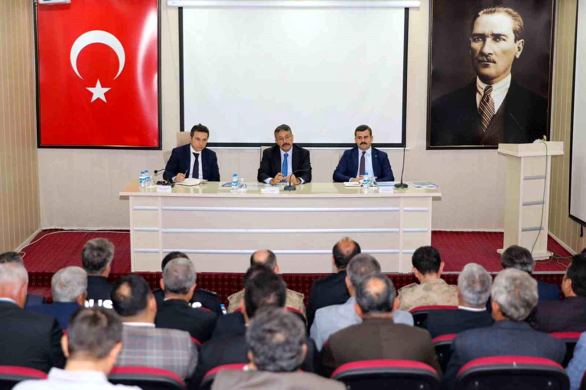 Hakkari Valisi Ali Çelik, Çukurca köy muhtarlarıyla bir araya geldi