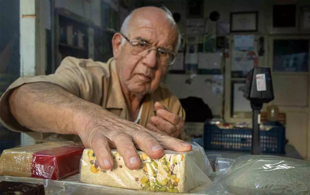 İzmir\'de 95 Yıllık Helvacı Dükkanı Nostalji Yaşatıyor