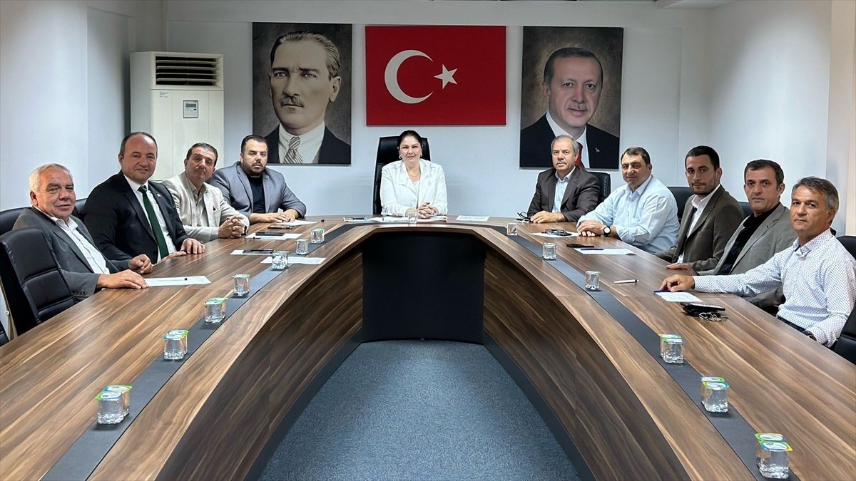 AK Parti İl Başkanı İba, yeni atanan ilçe başkanlarıyla toplantı yaptı