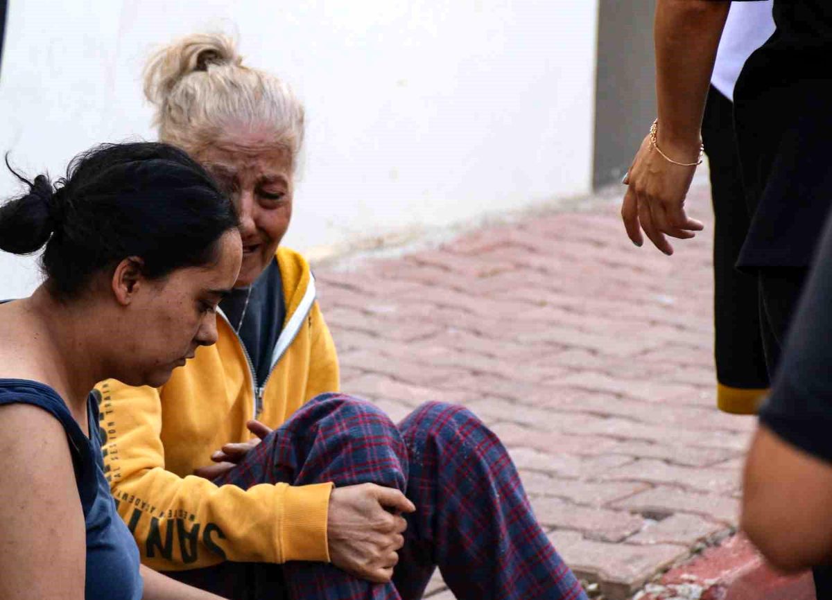 Antalya\'da 4 Katlı Binada Çıkan Yangın Paniğe Neden Oldu