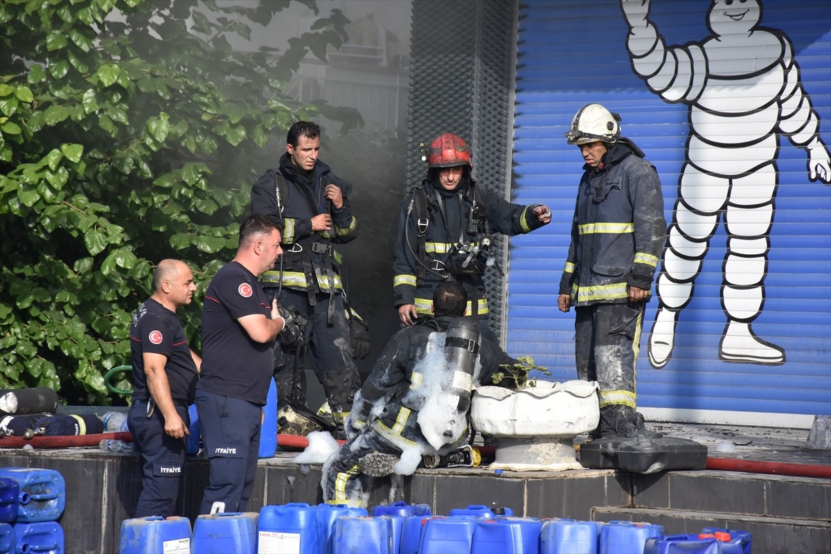 Antalya Kepez\'te Oto Lastik Deposunda Yangın Çıktı