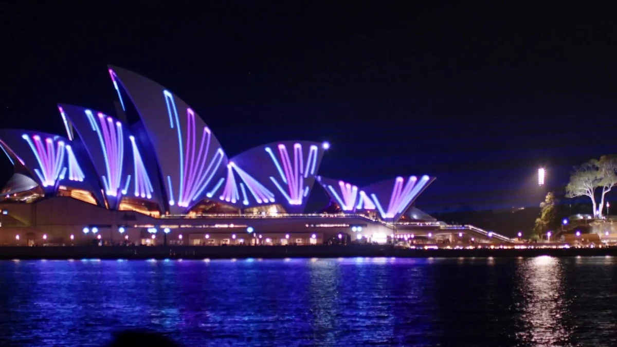 Sidney Opera Binası\'nın 50. Yıldönümü Lazer Gösterisi