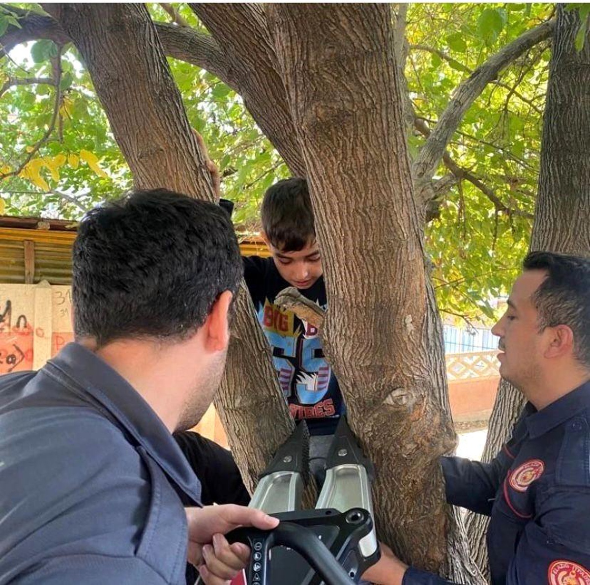 Elazığ\'da parkta oyun oynarken bacağını ağaca sıkıştıran çocuğu itfaiye ekipleri kurtardı