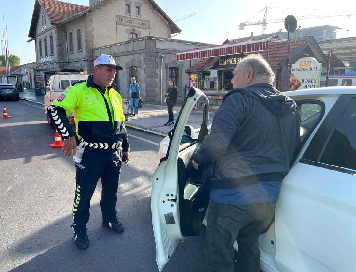 Balıkesir\'de Gürültülü Müzik Dinleyen Araçlara ve Motosikletlere Cezalar Yağdı