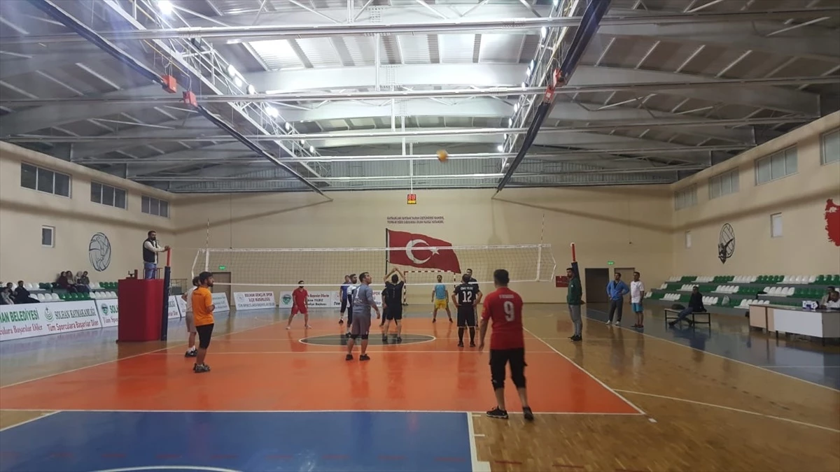 Bingöl\'de 100. Yıl Cumhuriyet Kupası Voleybol Turnuvası Düzenlendi