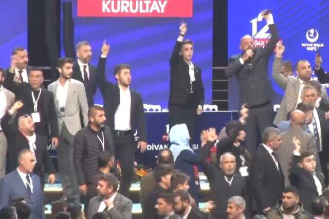 Büyük Birlik Partisi kurultayında iki grup arasında kavga çıktı! Salon 'Destici' sloganlarıyla inledi Büyük Birlik Partisi kurultayında iki grup arasında kavga çıktı! Salon 'Destici' sloganlarıyla inledi