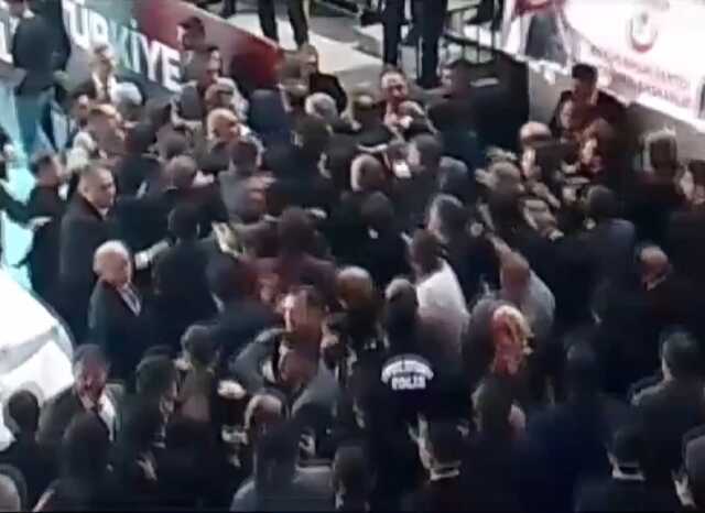 Büyük Birlik Partisi kurultayında iki grup arasında kavga çıktı! Salon 'Destici' sloganlarıyla inledi Büyük Birlik Partisi kurultayında iki grup arasında kavga çıktı! Salon 'Destici' sloganlarıyla inledi