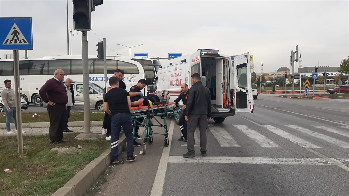 Çorum\'da Otomobil Çarpışması: 1 Yaralı