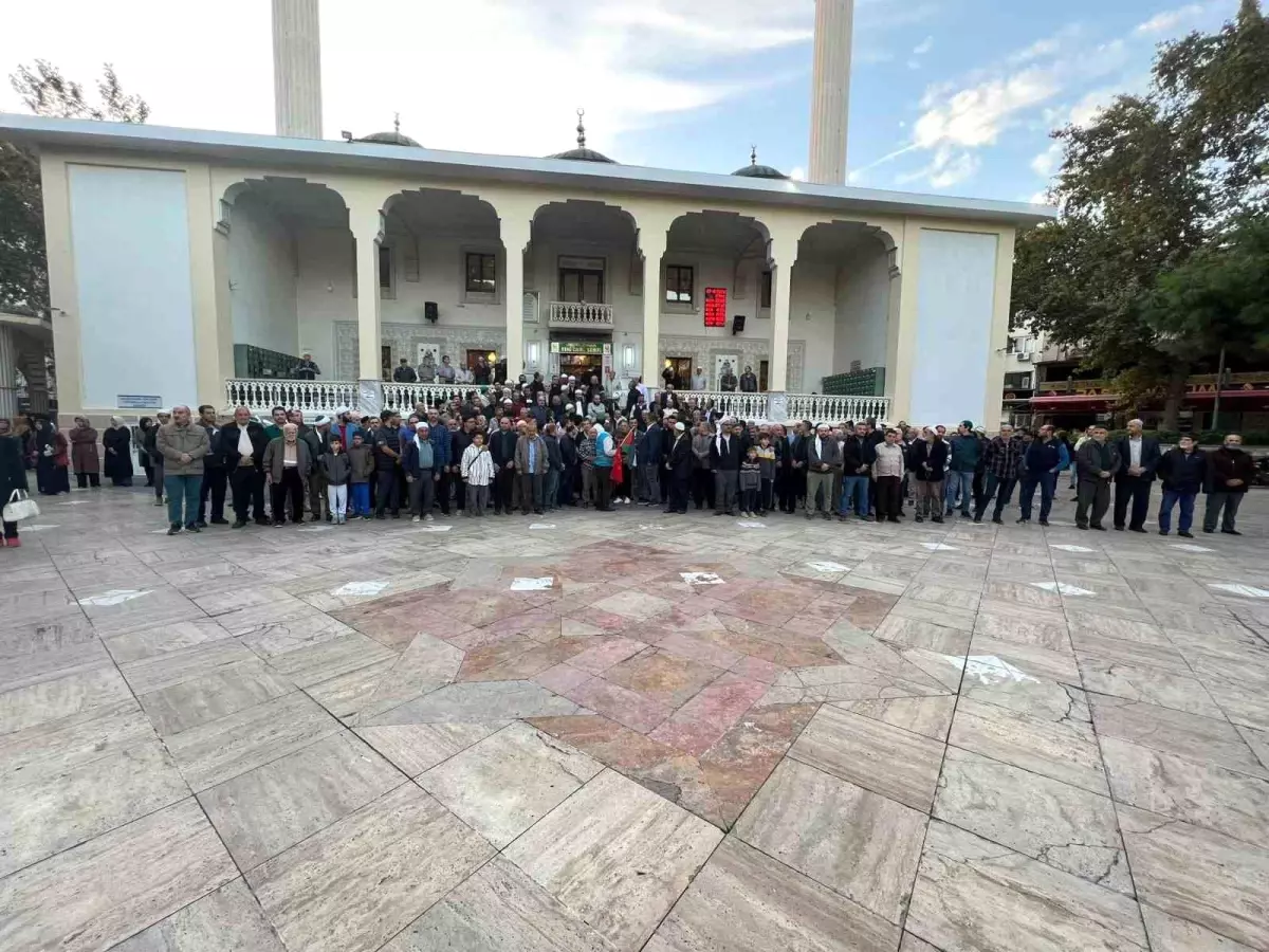 Türkiye Gençlik Vakfı İsrail\'in Vahşetine Tepki Gösterdi