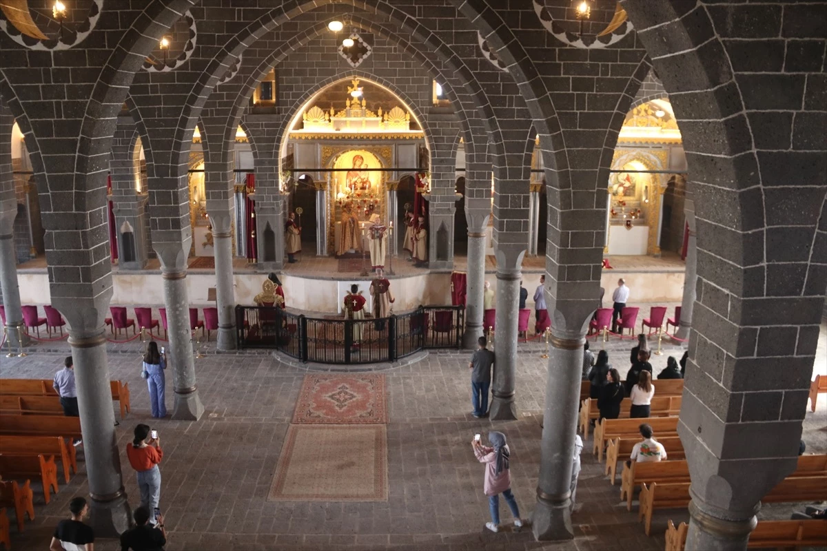 Diyarbakır\'da Surp Giragos Ermeni Kilisesi\'nde İsim Günü Ayini Düzenlendi