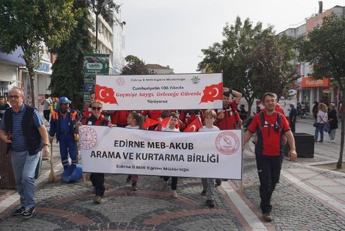 Edirne'de MEB-AKUB'dan Cumhuriyet'in 100'üncü yılı yürüyüşü