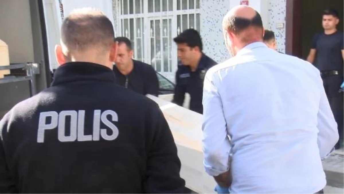 Fatih\'te Arkadaşını Silahla Öldüren Şüpheli Polis Merkezine Teslim Oldu