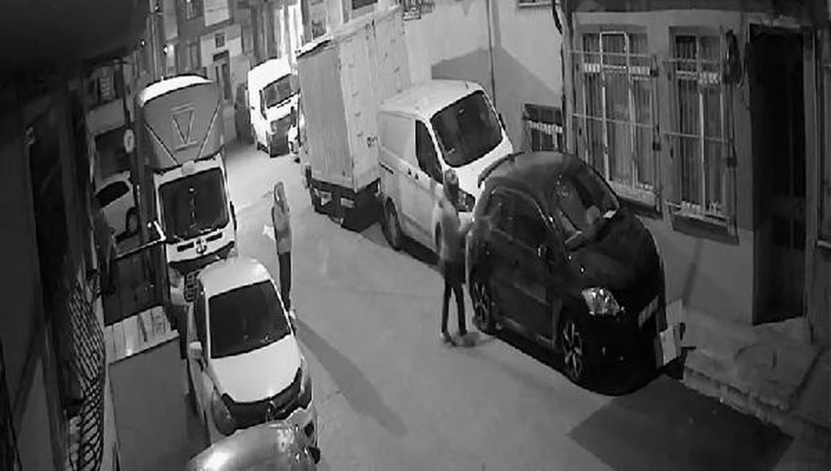 Esenler\'de Otomobilin Camlarını Kıran Şüpheliler Kaydedildi