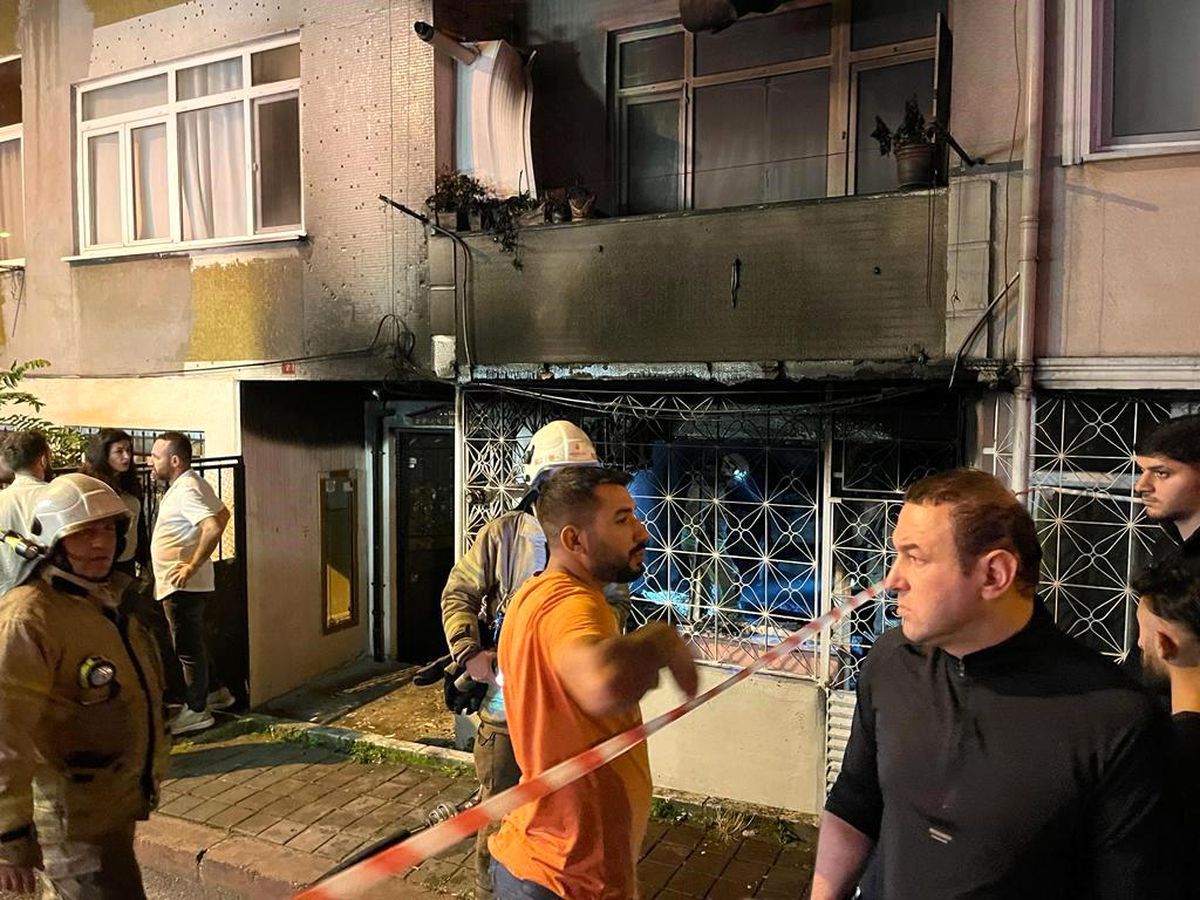 Fatih\'te 5 Katlı Binada Yangın Çıktı
