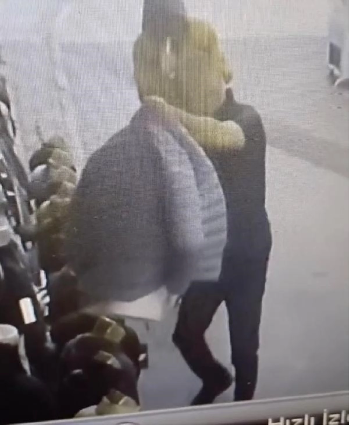 FATİH\'te bir giyim mağazasında yaşanan hırsızlık olayı güvenlik kamerasına yansıdı