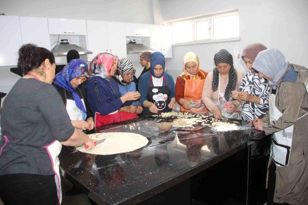 Elazığ\'da Kadınlar Aşçılık Kurslarında Ter Döküyor