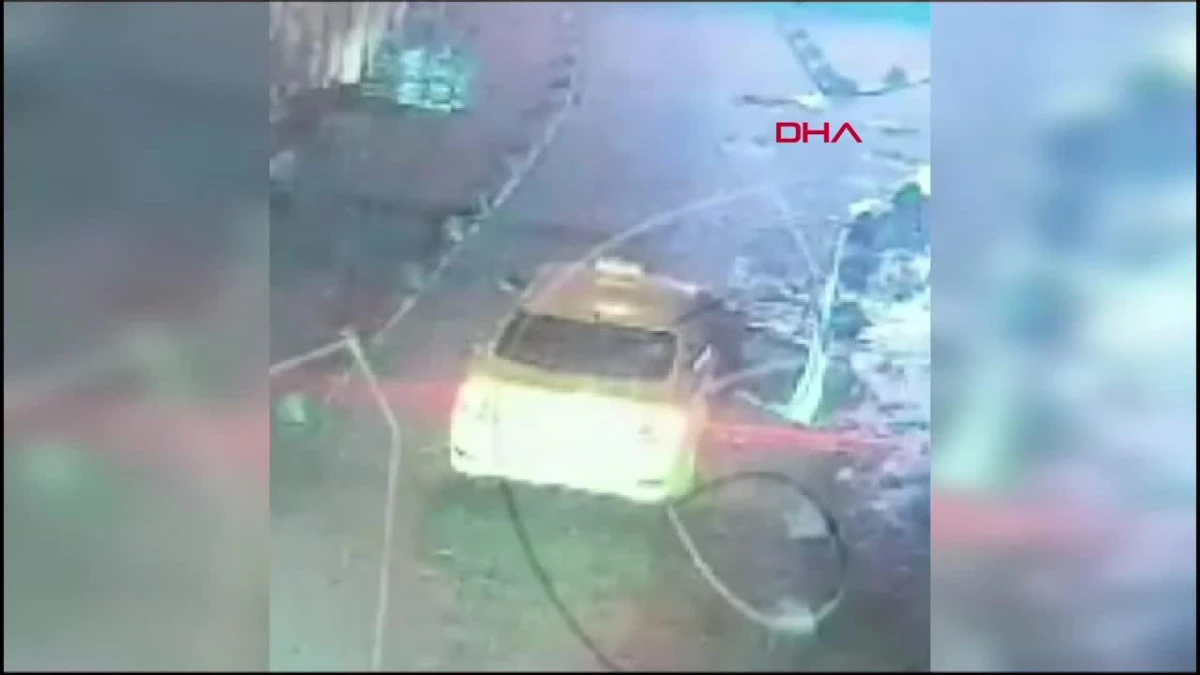 Beyoğlu\'nda Taksi Tartışması: Şoför Tarafından Bıçaklanan Kişi Hastaneye Kaldırıldı