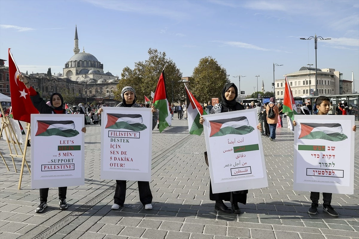 Filistinli Kadınlarla Dayanışma İnisiyatifi Eminönü Meydanı\'nda Oturma Eylemine Devam Ediyor