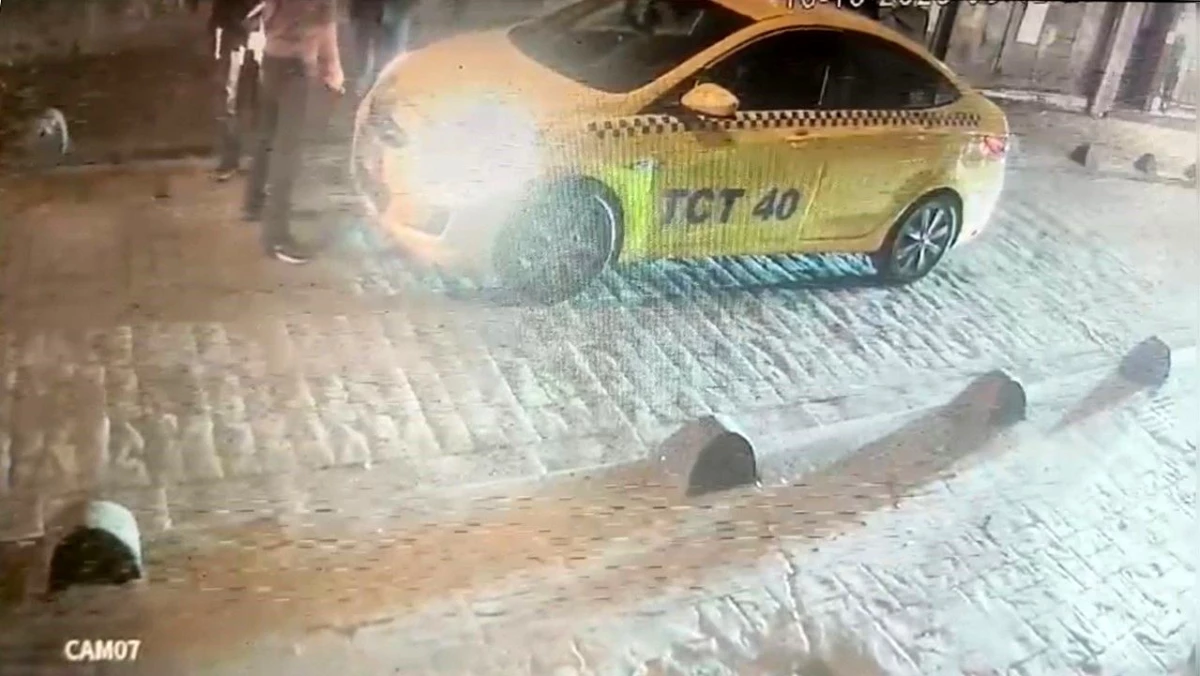 Beyoğlu\'nda Kavga: Taksici Şahsı Dövdü ve Yaraladı