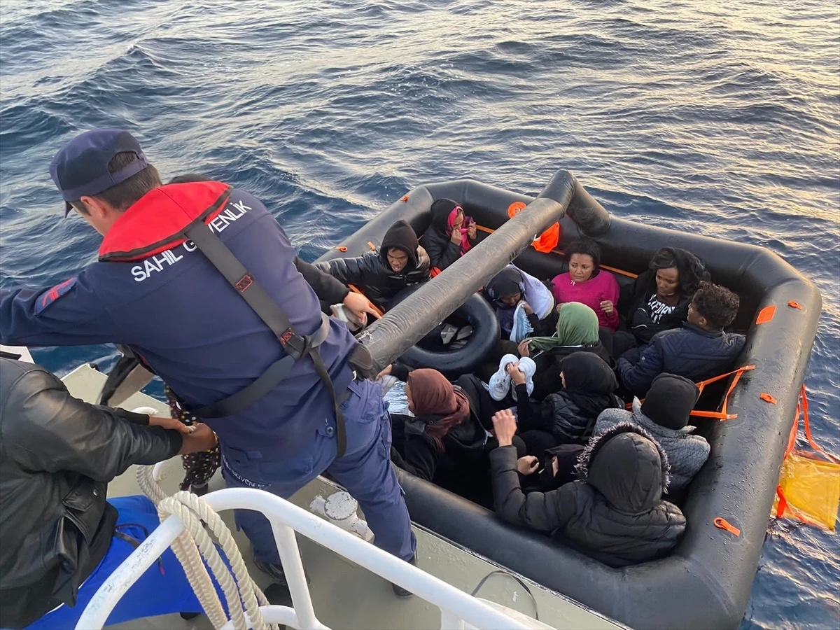 İzmir Açıklarında 17 Düzensiz Göçmen Yakalandı