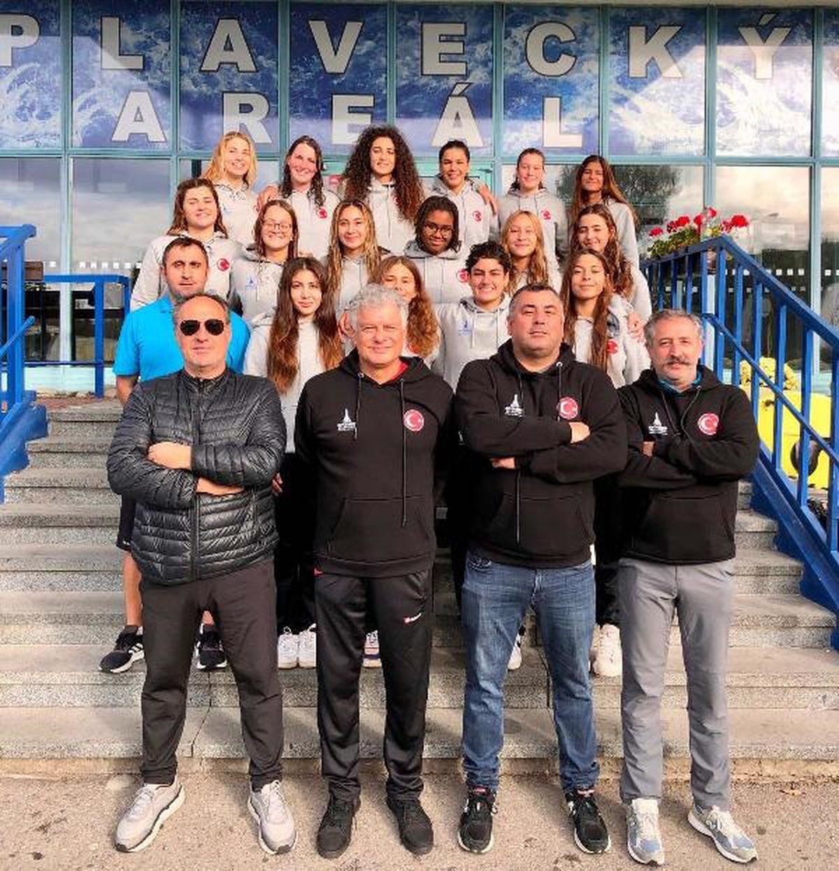 İzmir Büyükşehir Belediyesi Sutopu Kadınlar 1. Ligi\'nde şampiyon olarak Avrupa kupalarına katıldı