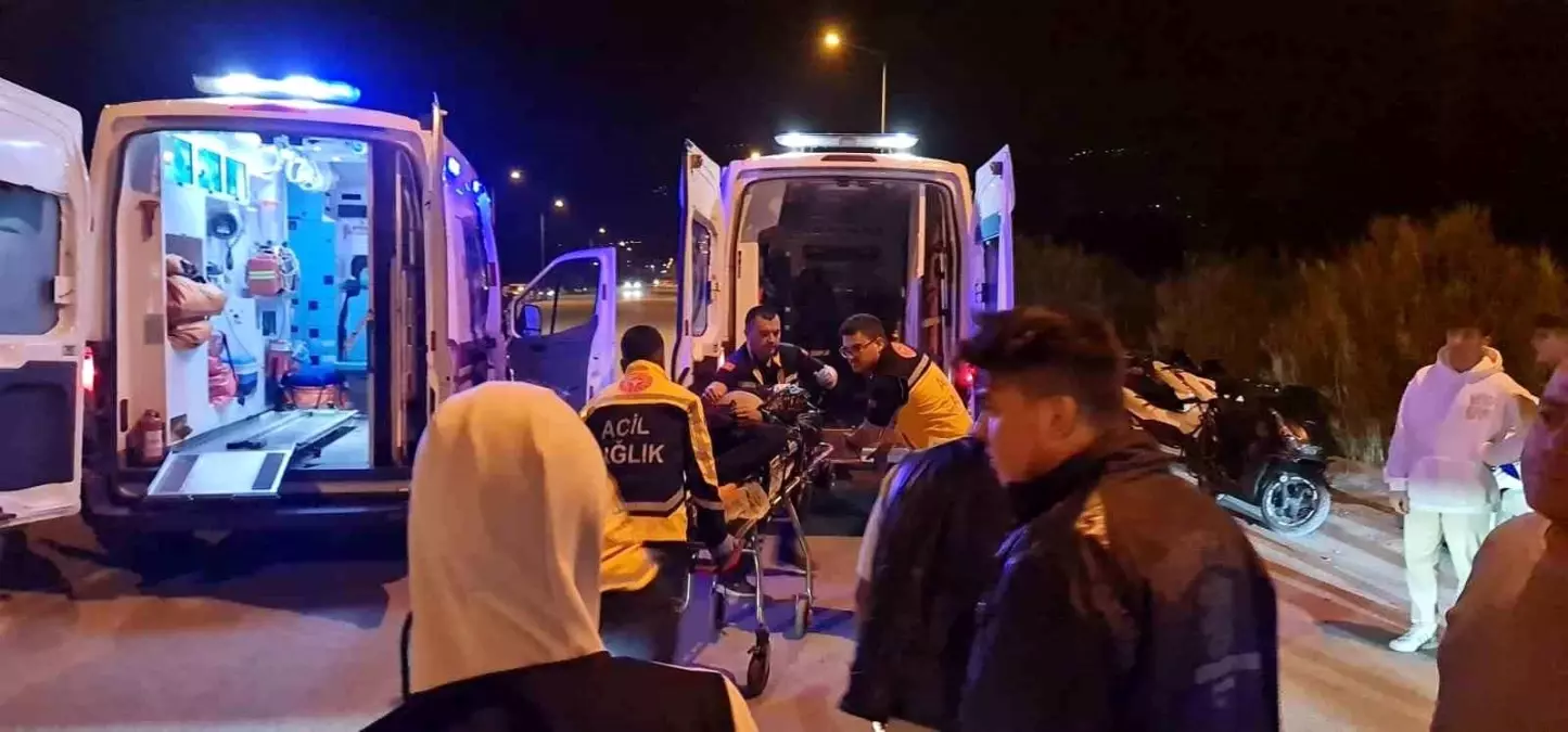 İzmir\'de Motosiklet ve Otomobil Çarpışması Sonucu 2 Kişi Hayatını Kaybetti