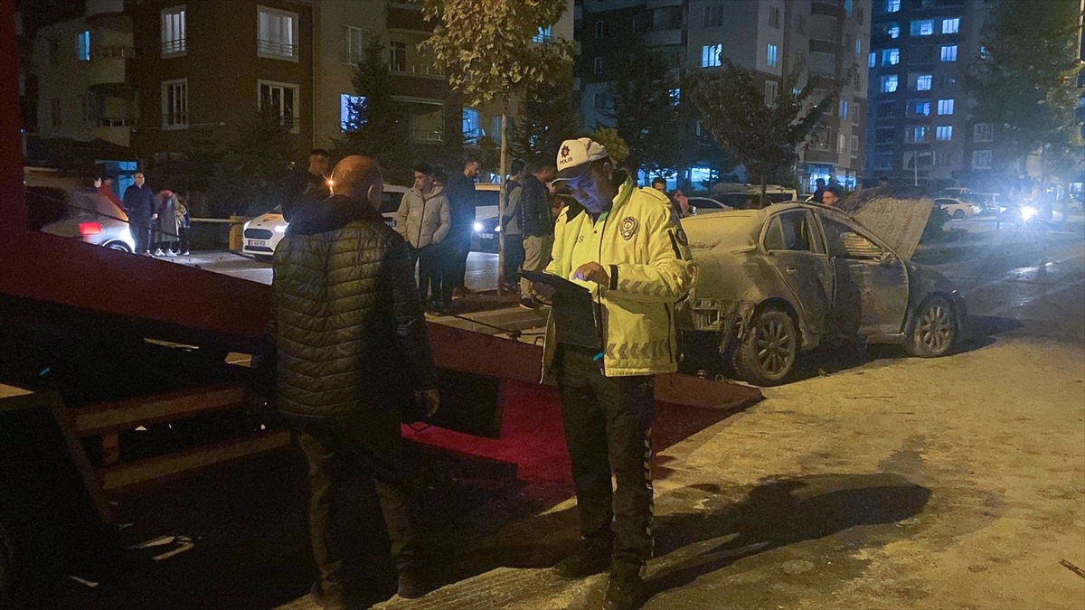 Kayseri\'de Elektrik Direğine Çarpan Otomobil Alev Aldı: 3 Yaralı