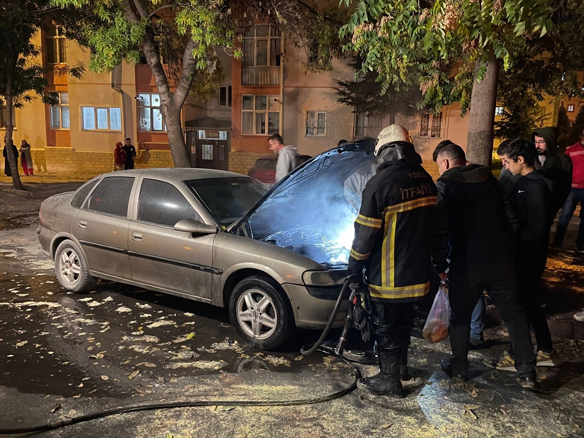 Kayseri\'de park halindeki otomobilde çıkan yangın söndürüldü