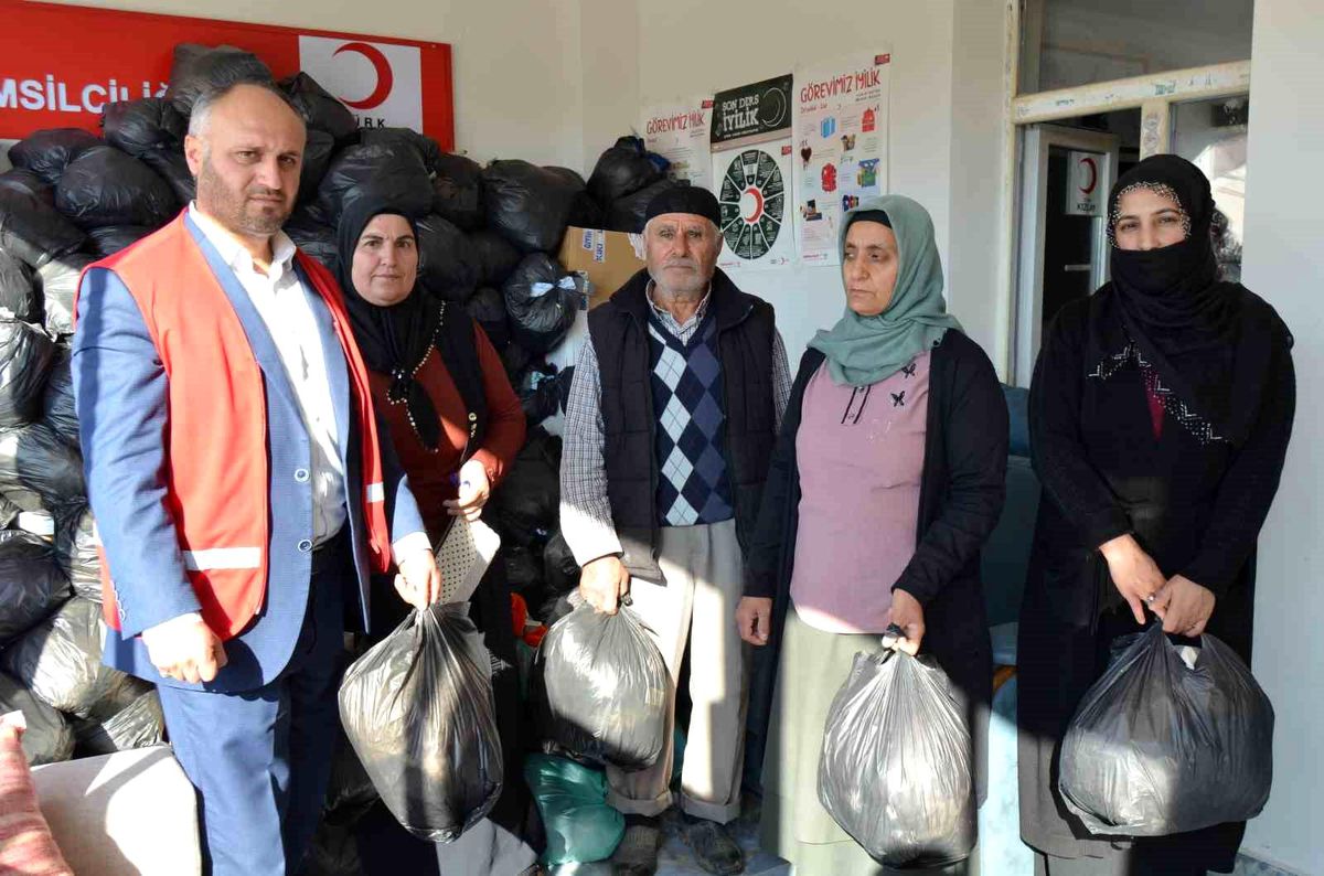 Kızılay\'dan 200 kişiye giyim yardımı
