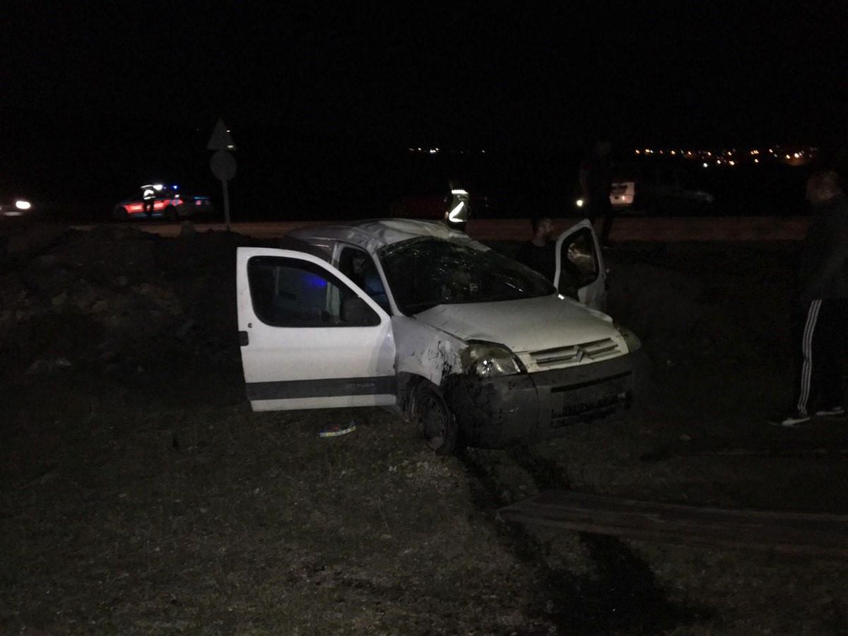 Kocaeli\'de araç şarampole uçtu, sürücü yara almadan kurtuldu