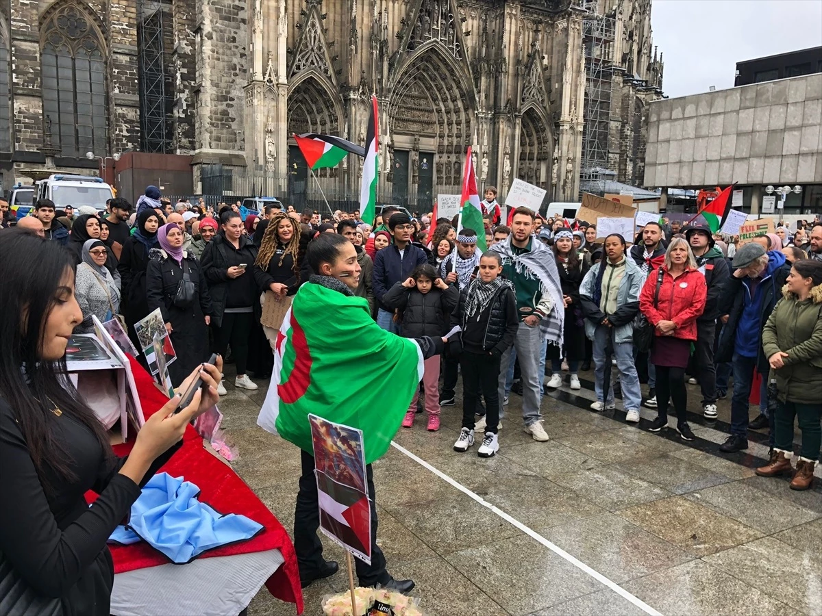 Köln\'de Filistin için Dayanışma Gösterisi