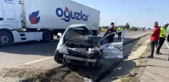 Manisa'da Otomobilin Kamyonla Çarpışması Sonucu 3 Kişi Yaralandı