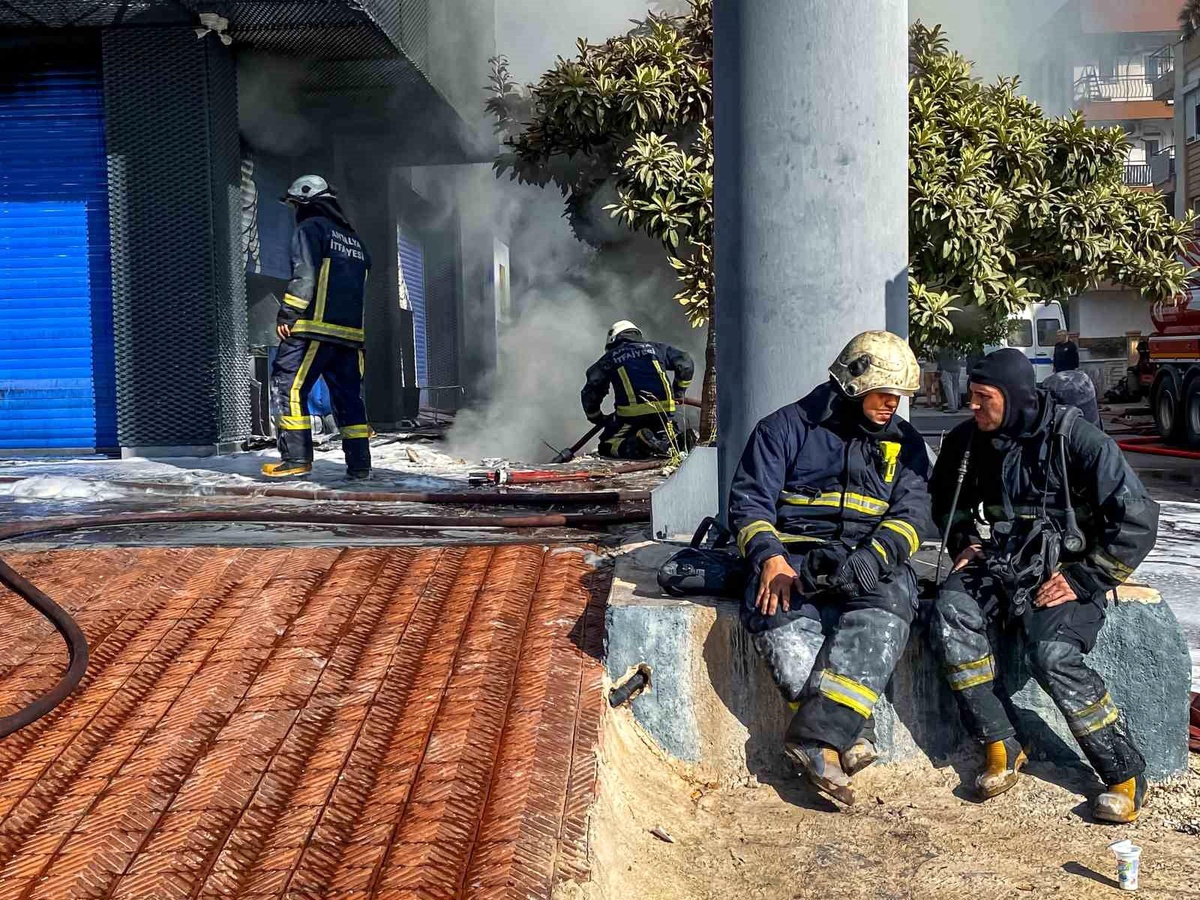 Antalya\'da lastik deposunda çıkan yangın kontrol altına alındı