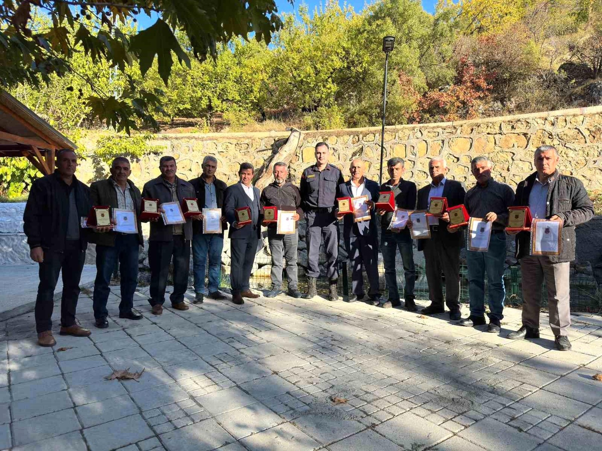Doğanşehir\'de Emekli Olan Köy Korucularına Teşekkür Belgesi Verildi