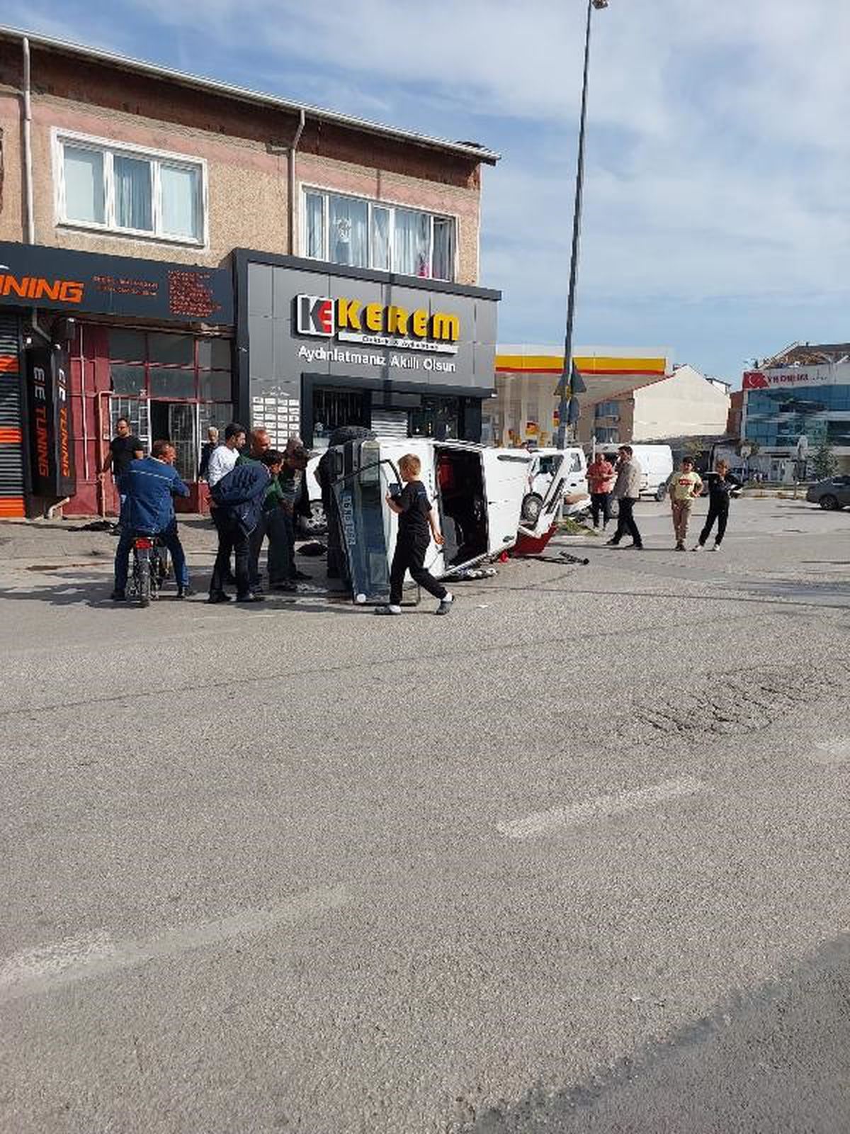 Bursa\'da park halindeki araca çarpan otomobil devrildi: 2 yaralı