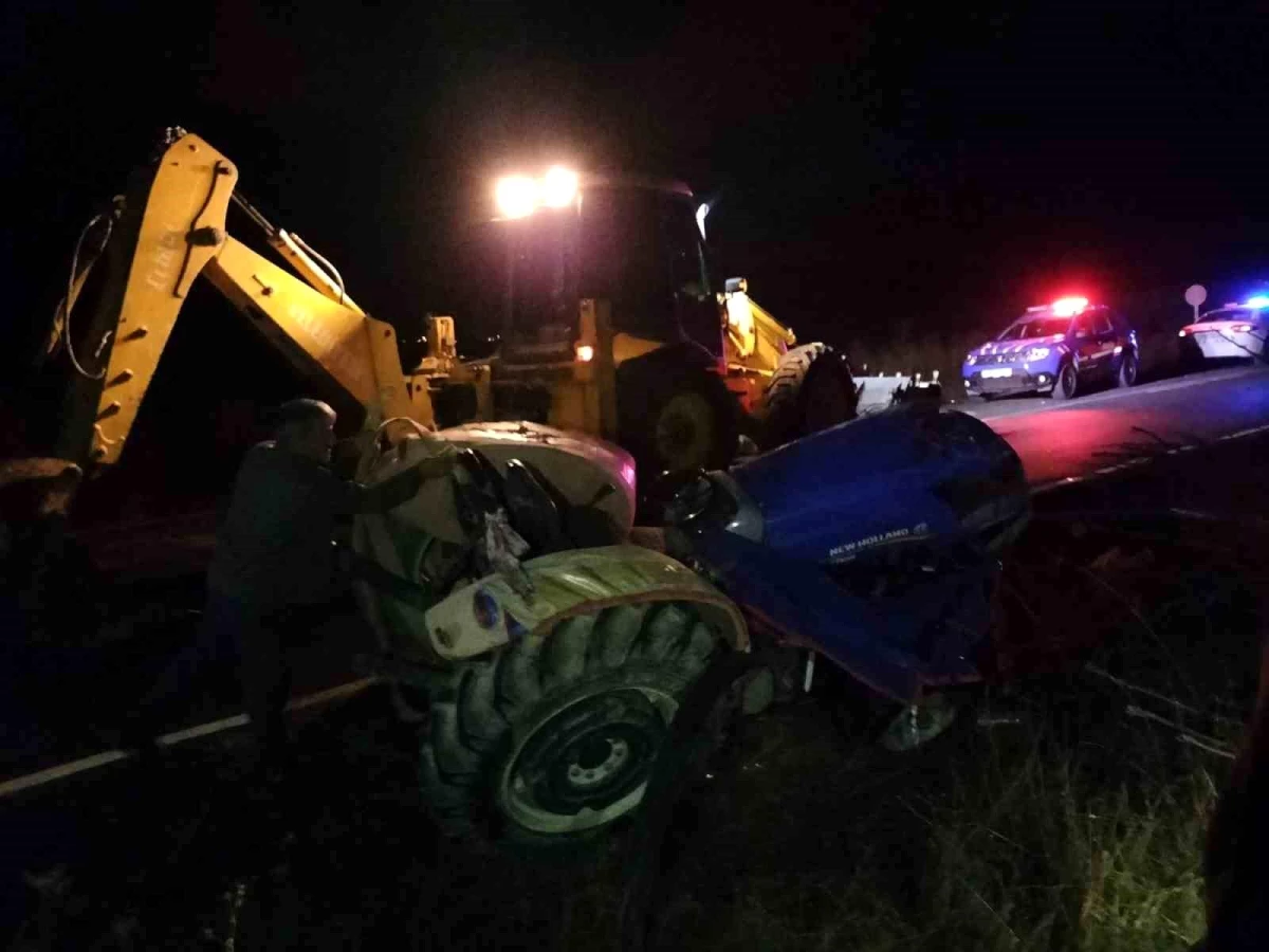 Elmalı\'da traktöre arkadan çarpan otomobilin sürücüsü yaralandı, traktör sürücüsü hayatını kaybetti