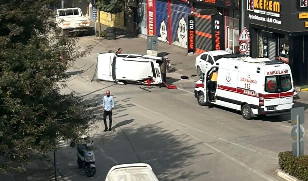İnegöl\'de park halindeki araca çarpan otomobil devrildi, 2 kişi yaralandı