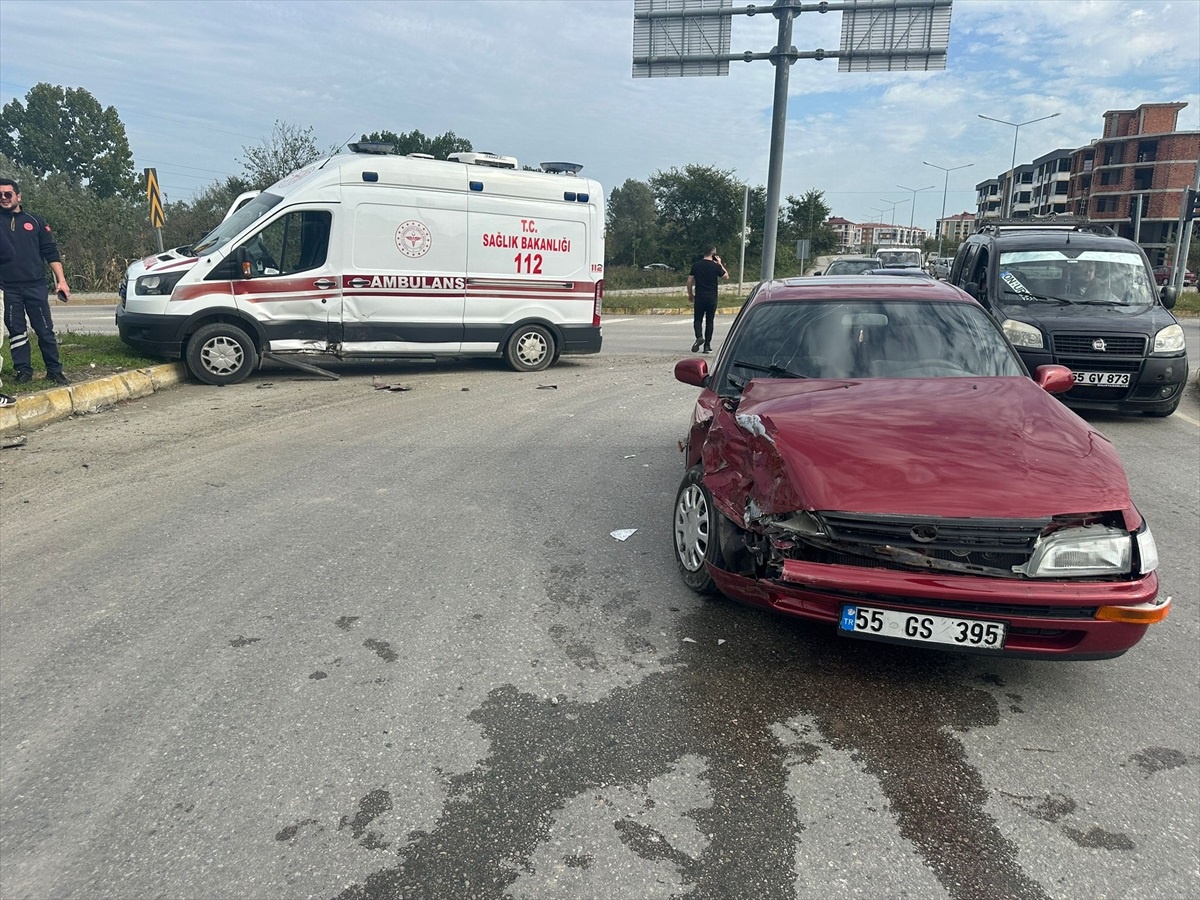 Samsun\'da Ambulans ile Otomobil Çarpıştı: 4 Yaralı