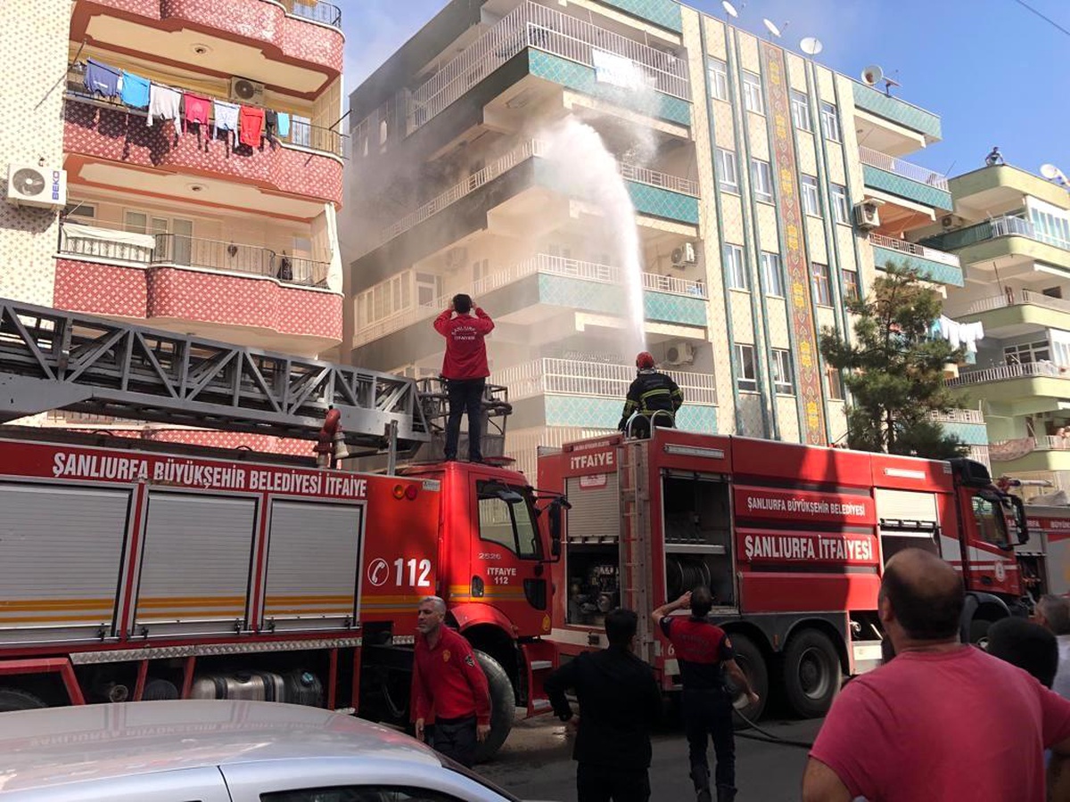 Şanlıurfa\'da 5 Katlı Binada Yangın Çıktı