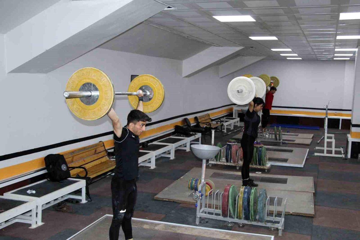 Şırnaklı Milli Sporcu Harun Algül, Dünya Gençler Halter Şampiyonası\'nda Altın Madalya İçin Mücadele Edecek