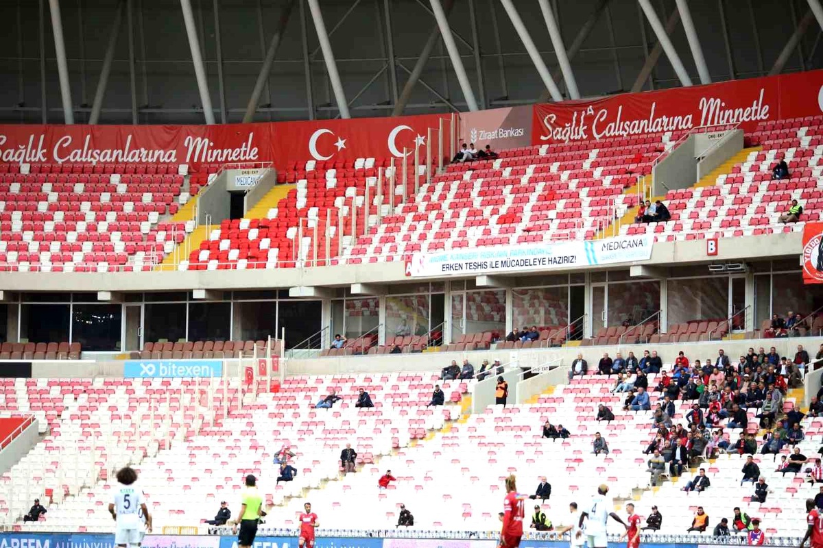 Sivasspor-Kasımpaşa Maçını Az Sayıda Taraftar Takip Etti