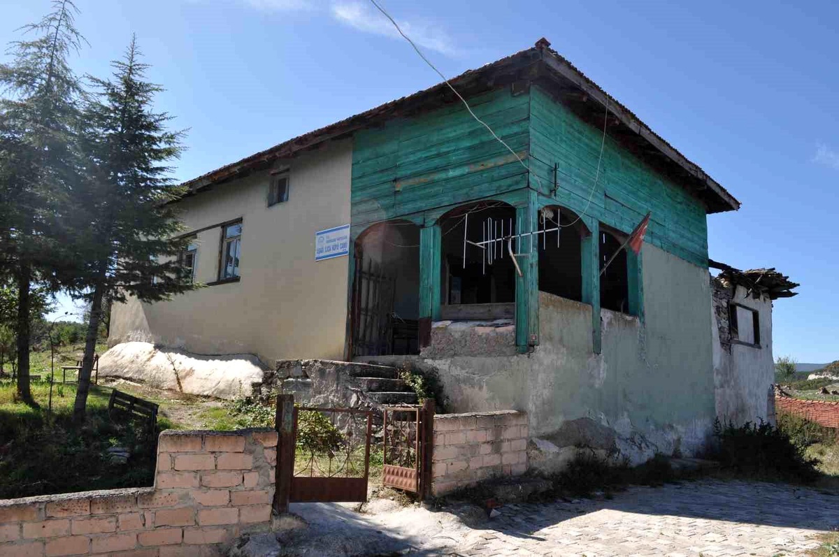 Eskişehir\'deki Aşağılıca Köy Camii Bakımsızlık Nedeniyle Virane Hale Geldi