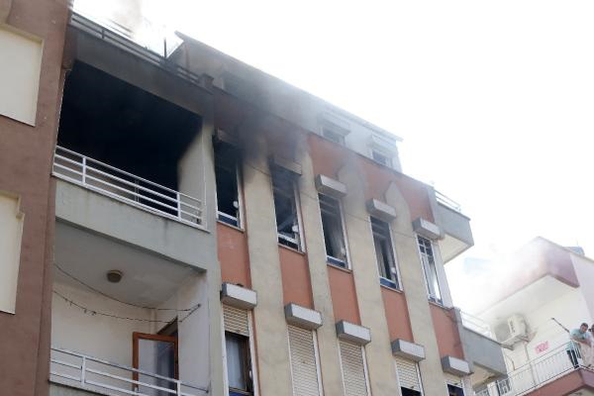 Antalya\'da çıkan yangında kuryeler tarafından kurtarılan kadın ve torunları büyük korku yaşadı