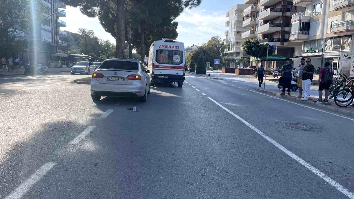 Antalya\'da motosikletle otomobil çarpıştı: 2 yaralı