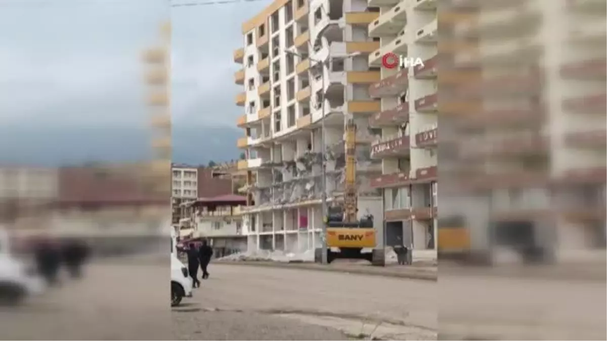 10 Katlı Binanın Yıkımı Sırasında Vatandaşların Panik Anları