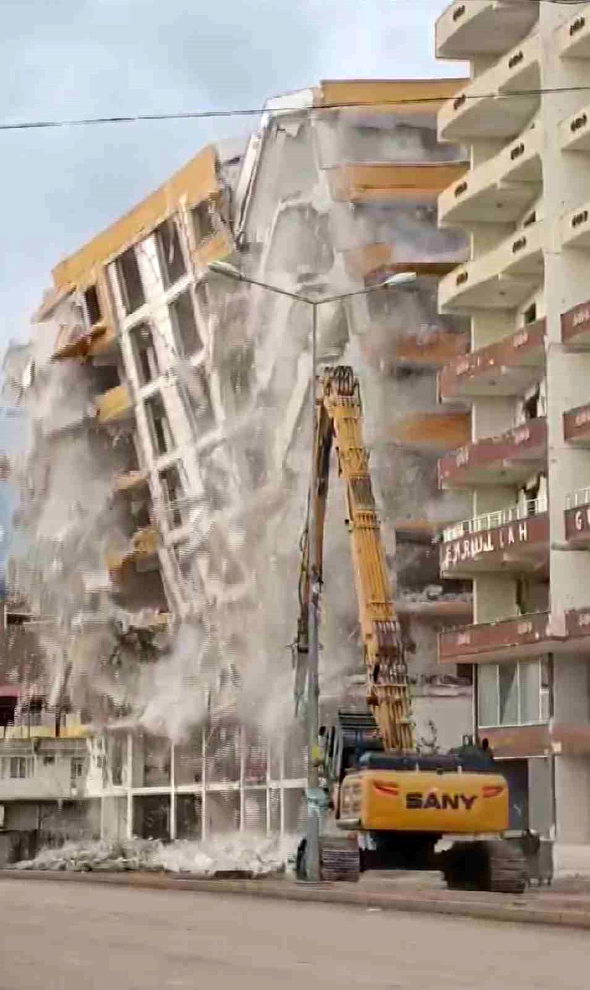 Hatay\'da 10 Katlı Bina Yıkımı Sırasında Vatandaşların Panik Anları