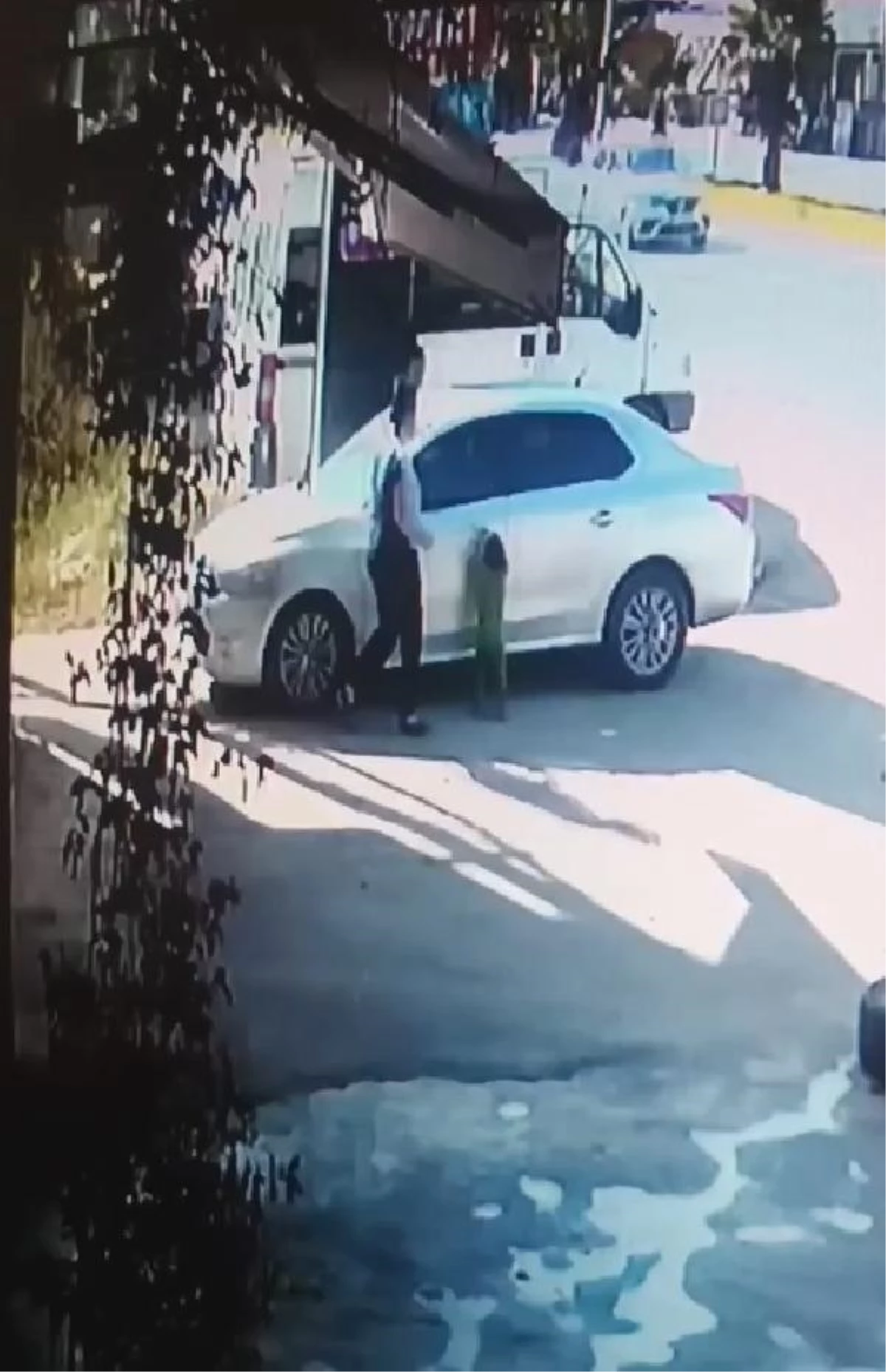 5 yaşındaki çocuk, park halindeki otomobili hareket ettirip duvara çarptı