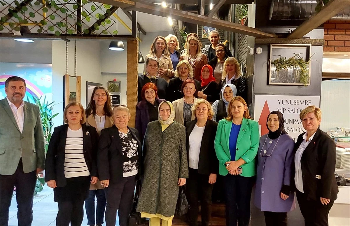 AK Parti Eskişehir Kadın Kolları Başkanı Ünalır kadın muhtarlarla buluştu